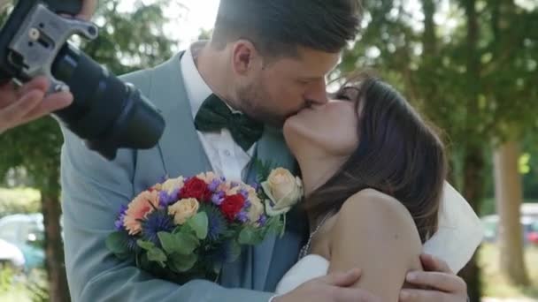 Fotograf Fotografiert Glückliches Hochzeitspaar Beim Küssen — Stockvideo