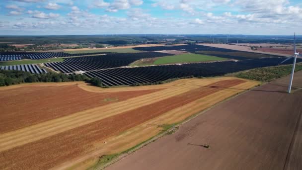 Panoramiczny Widok Farmę Energii Słonecznej Produkującą Czystą Energię Odnawialną Słońca — Wideo stockowe
