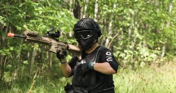 Тактичний Армійський Хлопець Перемикається Гвинтівки Пістолет Бою — стокове відео