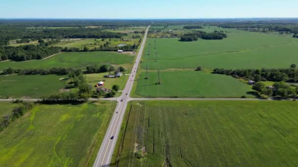 Brede Hoek Luchtfoto Auto Het Platteland Weg Canada Met Velden — Stockvideo