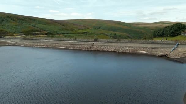 约克郡农村低洼地和水库水的景观无人机摄像 透过堤坝的墙壁看 — 图库视频影像