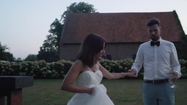 Vőlegény Magához Húzza Menyasszonyát Hogy Táncoljon Vele — Stock videók