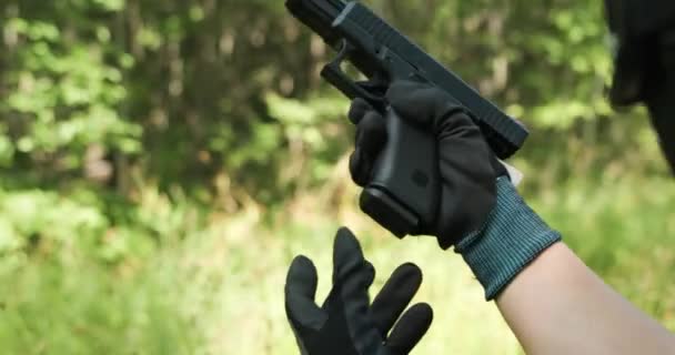 Армійський Хлопець Перезаряджає Пістолетний Магазин Рукавичками — стокове відео