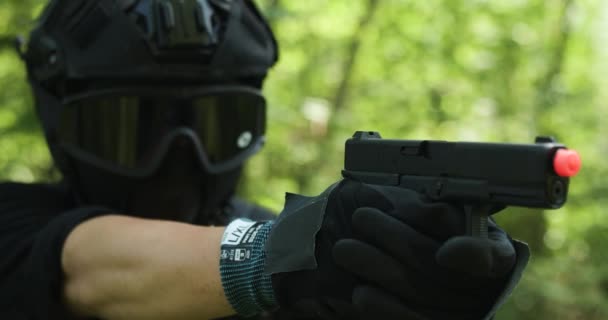 Armée Gars Regardant Vers Bas Ses Vues Pistolet Tirer Sur — Video