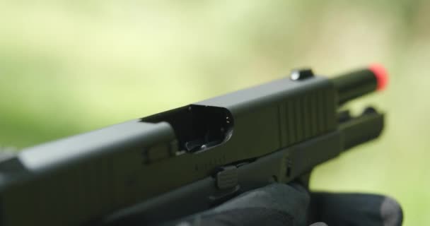 Exército Cara Pistola Slide Locks Recarregar Revista Pistola — Vídeo de Stock
