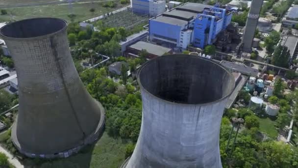罗马尼亚布加勒斯特海德堡水泥厂的两个大型天然风口湿冷双曲线塔 — 图库视频影像