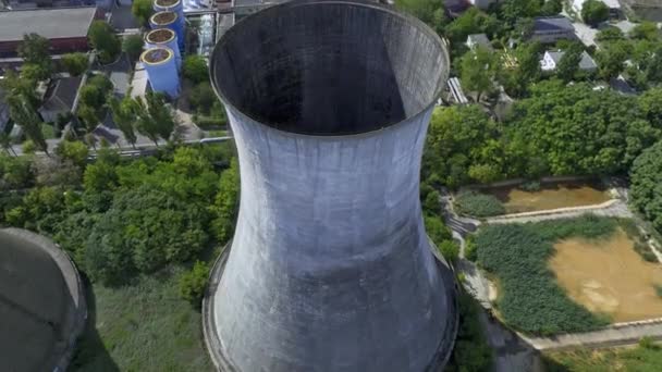 罗马尼亚布加勒斯特海德堡水泥厂空景双曲线冷却塔 — 图库视频影像