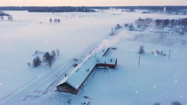 Röd Tegelgård Byggnad Täckt Snö Snöfall Med Rökning Skorsten Uppvärmningssäsongen — Stockvideo