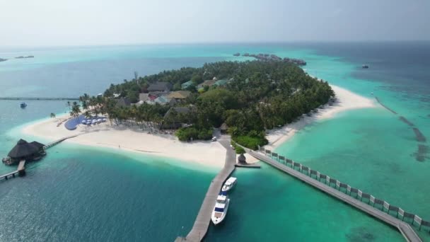Vista Aérea Das Maldivas Tropicais Resort Ilha Com Barcos Piscina — Vídeo de Stock