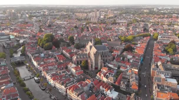 Nieuwe Rijn River Med Hooglandse Kerk Church Centrum Leiden Nederländerna — Stockvideo