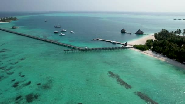 在马尔代夫康拉德度假地的有热带珊瑚礁和船只的码头的空中景观 — 图库视频影像