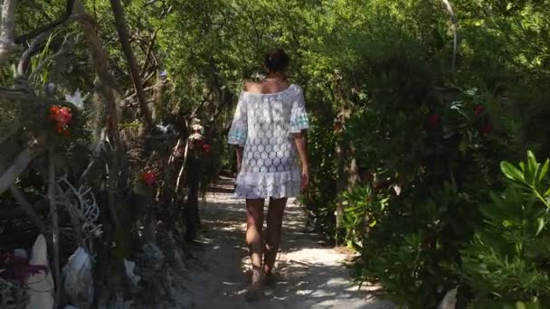 Turista Mujer Camina Por Camino Pequeña Isla Para Almuerzo Cabaña — Vídeo de stock