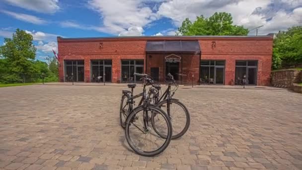 Dos Bicicletas Vintage Fuera Una Tienda Ladrillos Día Soleado Verano — Vídeo de stock