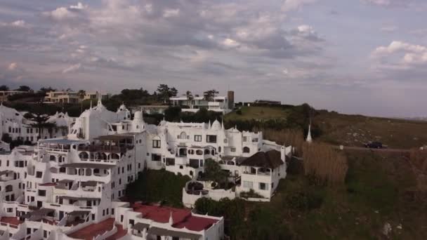 Aerial Shot Tourist Bus Arriving Top Hill Punta Ballena Area — Stock Video