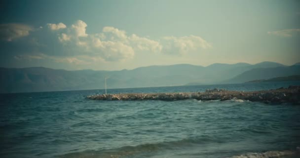 Vista Del Mar Isla Con Muelle Olas Ventosas — Vídeos de Stock