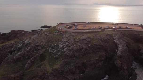 Vista Aérea Coches Estacionados Cima Montaña Con Vista Mar Durante — Vídeo de stock