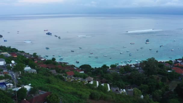 ボートの空中ビューのトップダウン 高角度ビュービデオ インドネシアのヌサランボガン — ストック動画