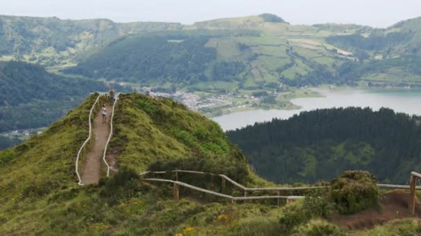 Bela Trilha Para Caminhadas Nos Açores Com Vista Para Montanha — Vídeo de Stock