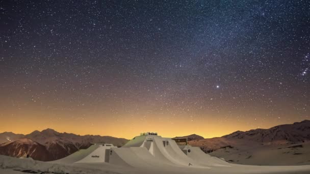 Περιστρεφόμενα Αστέρια Time Lapse Λαμπρή Νυχτερινό Ουρανό Πάνω Από Snowpark — Αρχείο Βίντεο