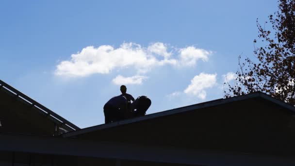 Silueta Constructores Trabajando Techo Casa Cielo Azul — Vídeos de Stock