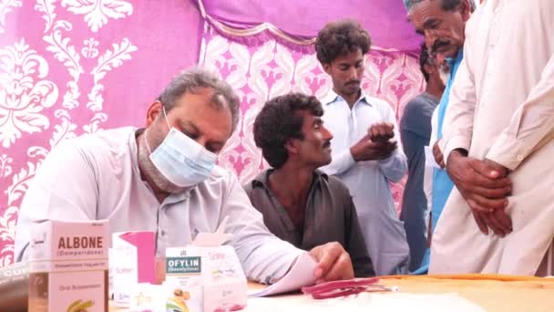 Помогает Доктору Убирать Записки Местных Беженцев Время Потопа Пакистане Slow — стоковое видео