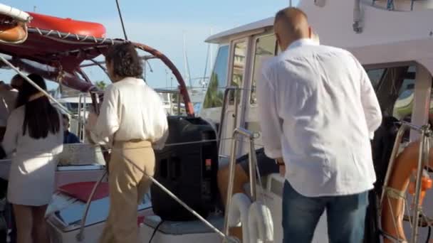 Menschen Betreten Das Katamaran Segelboot Yachthafen Von Grande Motte Frankreich — Stockvideo