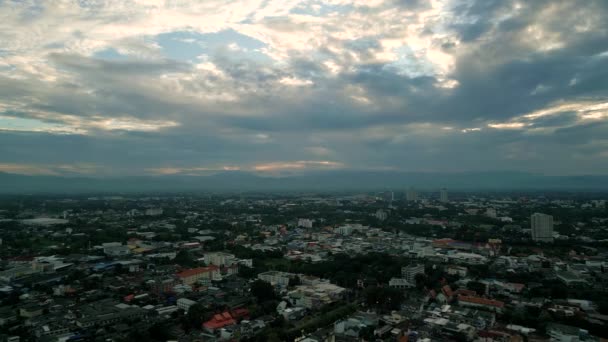 日の出の間 タイのチェンマイ市のパノラマの空の景色の4Kシネマティックな都市ドローン映像 — ストック動画