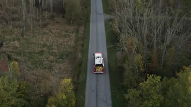 Πυροσβεστικό Όχημα Έκτακτης Ανάγκης Οδηγώντας Γρήγορα Κατά Μήκος Straight Countryside — Αρχείο Βίντεο