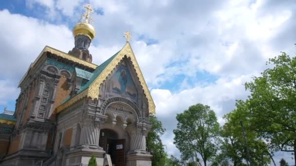 在阳光灿烂的日子里 俄罗斯东正教教堂达姆施塔特与霍奇兹特鲁姆的婚礼塔艺术新秀不断地从金宝射中4K枪 — 图库视频影像