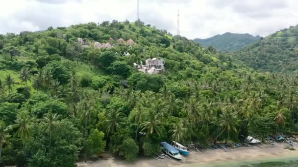 白い砂浜と美しい山のドームヴィラで熱帯の島の休暇 — ストック動画