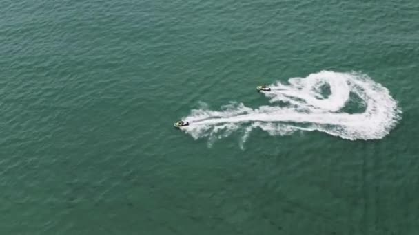 Touristes Riding Jet Ski Lusty Glaze Beach Newquay Royaume Uni — Video