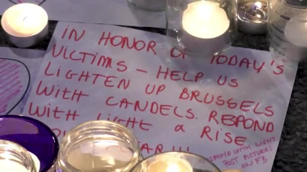 Caixilhos Noturnos Com Luto Compaixão Velas Homenagem Vítimas Dos Ataques — Vídeo de Stock