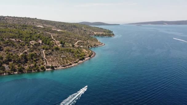 Cinematic Följa Flygfoto Höghastighetsbåt Rör Sig Längs Kusten Brac Island — Stockvideo