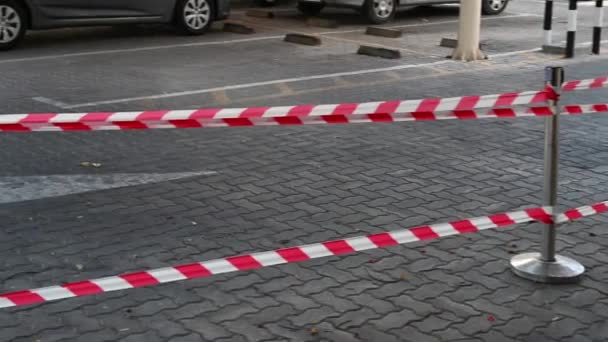 Politie Rode Witte Tape Niet Oversteken Blokkeren Stad Straat Demonstratie — Stockvideo