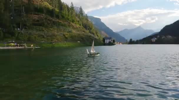 Barca Decorativa Galleggiante Sul Lago Alleghe Nelle Alpi Italiane Una — Video Stock