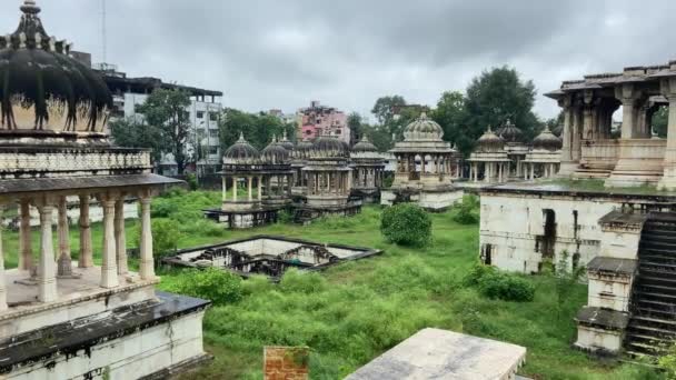 Panning Wide Shot Royal Ahar Cenotaphs Maharana Sangram Udaipur Indie — Wideo stockowe