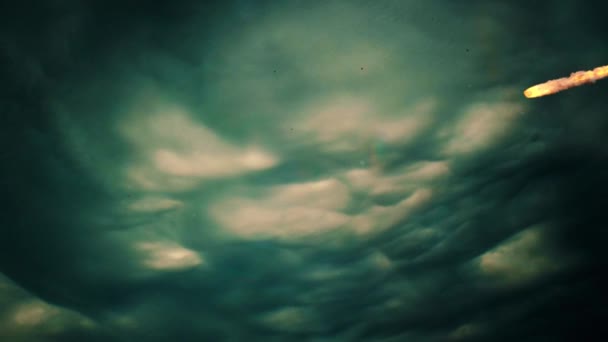 Vários Asteróides Entrando Atmosfera Com Fundo Nuvens Sombrias Omnipresentes — Vídeo de Stock