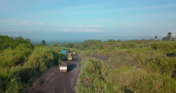 Tracking Drone Shot Ciężarówek Załadunku Piasku Jazdy Wzdłuż Drogi Kopalni — Wideo stockowe