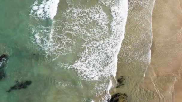 Vue Haut Des Vagues Mousseuses Roulant Sur Bord Mer Lusty — Video