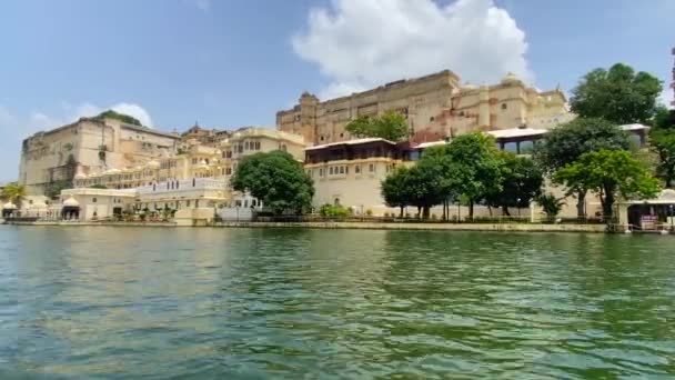 Vitorlázás Udaipur Városi Palota Bank Lake Pichola Tiszta Sunny Napon — Stock videók