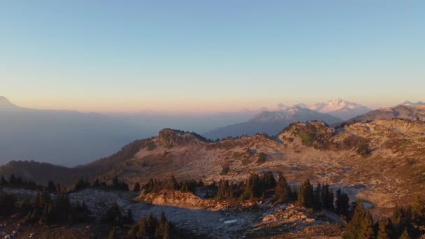 ブリュー山の霧の中で太陽フレア光がピアスと山の風景を渡って日没の空中ドローンのパンニングBc — ストック動画