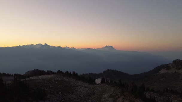 Hermoso Atardecer Monte Brew Con Árboles Pino Lago Reflectante Paisaje — Vídeo de stock