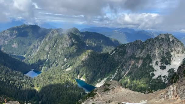加拿大不列颠哥伦比亚省豪斯威克山上令人难以置信的景观点的明亮蓝湖 快速移动的云彩和蓝天山景的时间飞逝 — 图库视频影像