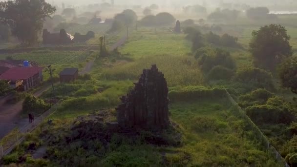 Sacred Rock Formation Foggy Sunrise Trimbakeshwar Nashik India Terugtrekken Vanuit — Stockvideo