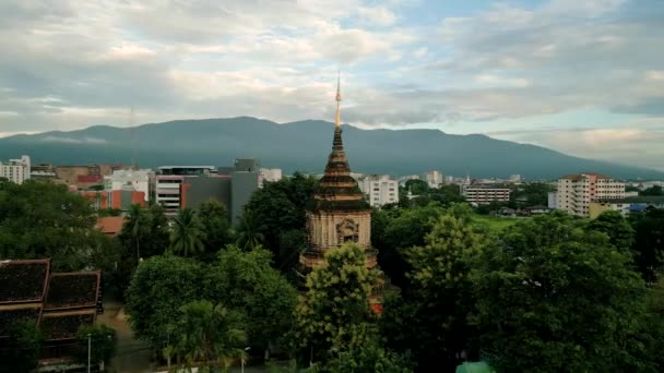 日の出の間 タイのチェンマイの寺院ワット ロック モリのパノラマの空中ビューの4Kシネマティックな都市ドローン映像 — ストック動画