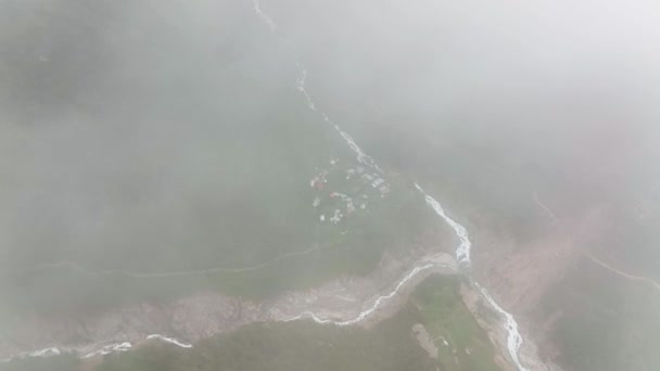在通往秘鲁马丘比丘的长途跋涉途中 空中无人机俯瞰着一个小旅馆 招待所 Salkantay Trek Cusco Machu Picchu Peru Andes — 图库视频影像