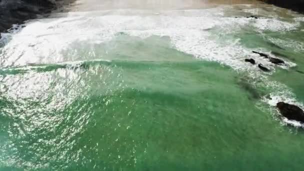Ocean Waves Kommen Sommer Das Ufer Von Lusty Glaze Beach — Stockvideo