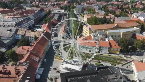 匈牙利埃格尔市的一个白色摩天轮及其周围建筑物被击落的空中射击 — 图库视频影像