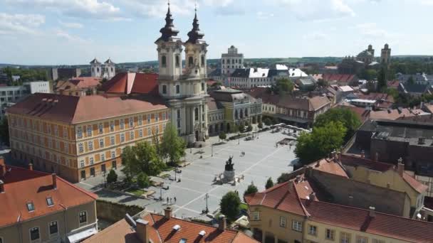 Široký Záběr Kostel Antonína Padovy Maďarsku Lidmi Procházejícími Kolem — Stock video