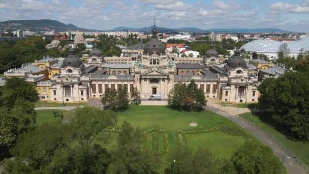 Aerial Shot Szechenyi Medicinal Bath Main Entrace Buildings Budapest — 비디오